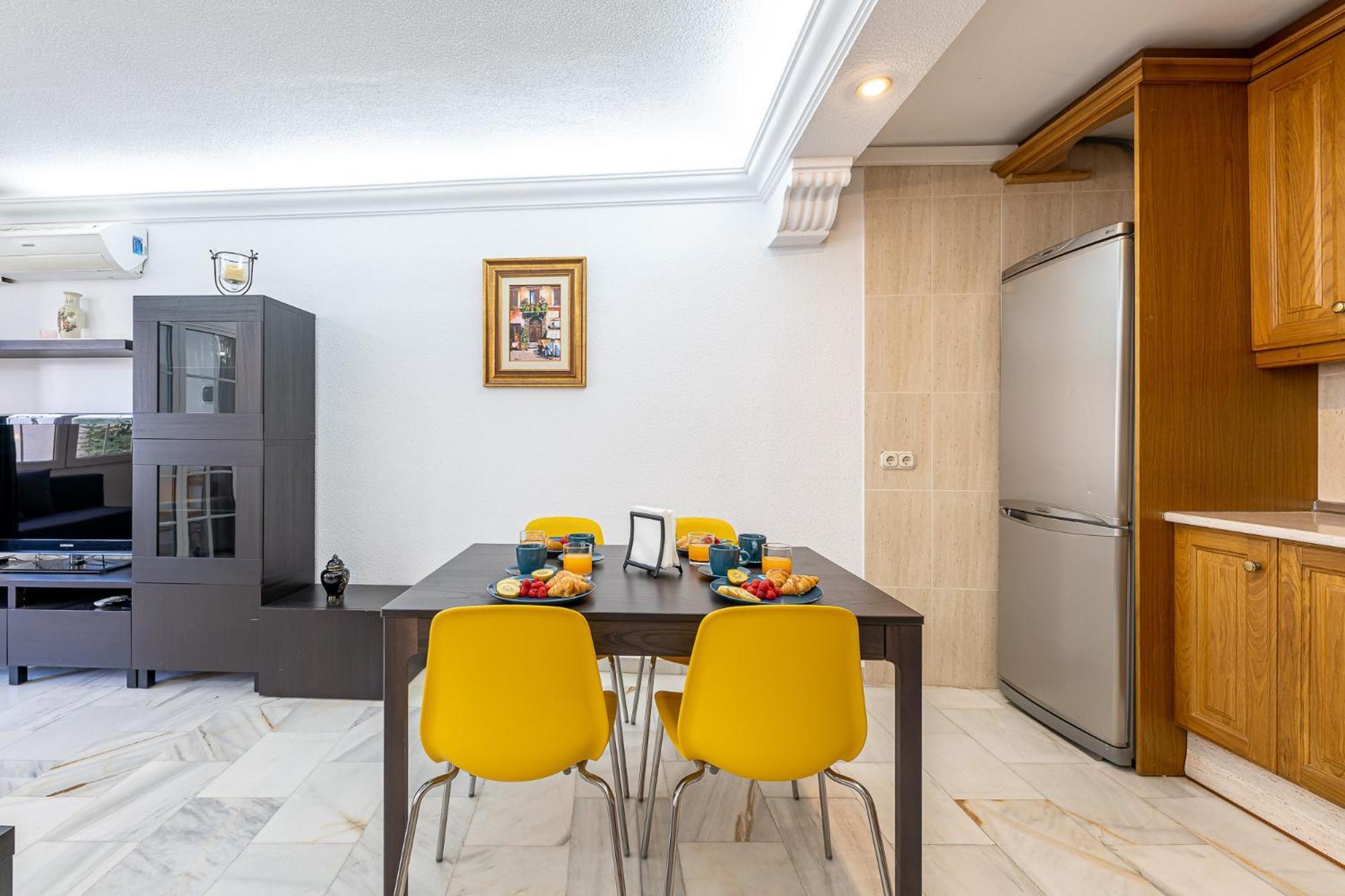 797 Holiday Rentals - Piso Para 3 En La Carihuela Con Piscina Torremolinos Luaran gambar